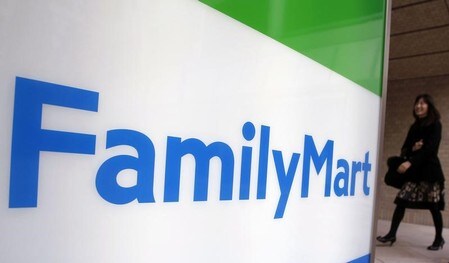 　１２月２５日、ファミリーマート（東京都豊島区）はファミマ店舗のＡＴＭ（現金自動預け払い機）において、ゆうちょ銀行のキャッシュカードの利用手数料を一部時間帯で無料にすると発表した。都内で２０１０年１１月撮影（２０１７年　ロイター/Yuriko Nakao）