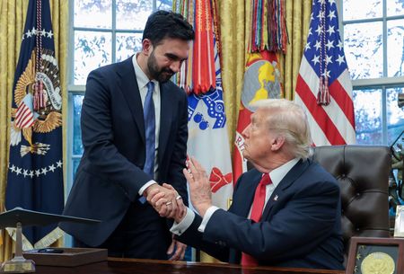 米ホワイトハウスの執務室で握手を交わすトランプ大統領とゾーラン・マムダニ次期ニューヨーク市長（2025年11月21日、米ワシントン）。REUTERS/Jonathan Ernst