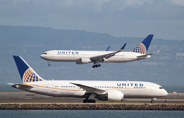 ユナイテッド航空の対応をめぐってアメリカ国内では様々な報道が続いている　Louis Mastro-REUTERS