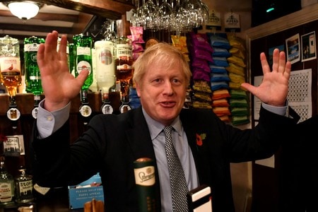１１月１２日、ジョンソン英首相（写真）は１３日に予定されている選挙演説で、１２月の総選挙で与党・保守党が勝利すれば、欧州連合（ＥＵ）離脱問題の行き詰まりを打開できると強調し、支持を訴える。英ウォルハンプトンで１１日代表撮影（２０１９年　ロイター）
