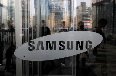 ４月１５日、米商務省は、韓国サムスン電子のテキサス州中部の半導体生産拡張に最大６４億ドルの補助金を支給すると発表した。写真は同社のロゴ。ソウルで２０１８年３月撮影（２０２４年　ロイター/Kim Hong-Ji）
