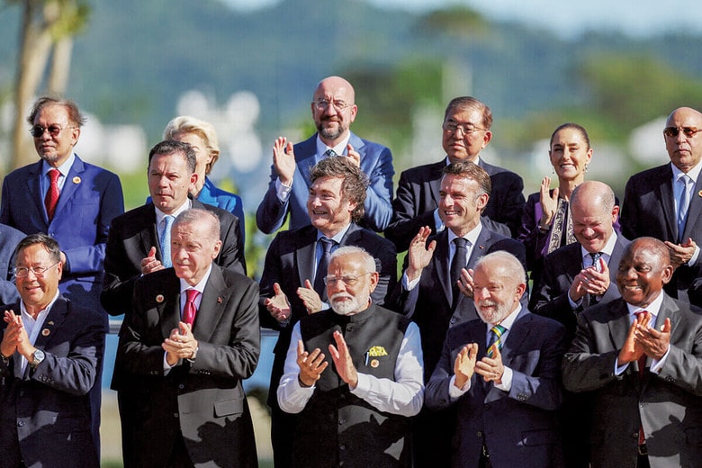 G20サミットでの各国首脳と石破茂首相（後列右から3人目、24年11月）　PILAR OLIVARES–REUTERS