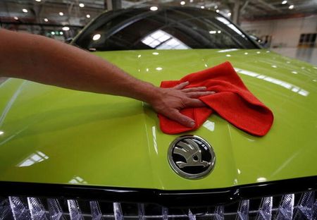 　ドイツ自動車大手フォルクスワーゲン（ＶＷ）のチェコ子会社シュコダ・オートは中国市場からの撤退を検討しており、来年に最終決定する。独自動車業界誌がゼルマーＣＥＯの発言として伝えた。写真はチェコのムラダー・ボレスラフで５月に撮影したシュコダ・オート車（２０２２年　ロイター／David W Cerny）