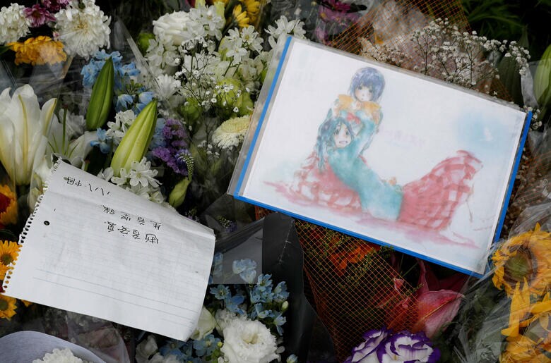 京都アニメーション第1スタジオの放火現場に捧げられた花やカード（7月19日）Kim Kyung-Hoon-REUTERS