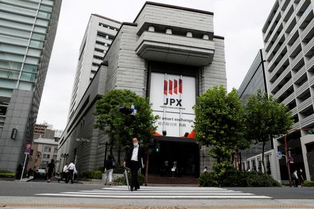 １６日午前の東京株式市場で、日経平均は前営業日比２５５円０９銭安の２万６９７４円３９銭と反落した。写真は東京証券取引所。２０２０年１０月、東京で撮影（２０２３年　ロイター/Issei Kato）