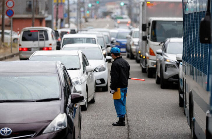 1日に発生した能登半島地震で、73人の死亡が確認された。最も大きな揺れを観測した同県内では多数の建物が倒壊し、輪島市内では大規模な火災も発生、七尾市、穴水町、能登町で孤立集落が発生している。写真は輪島市で２日撮影（２０２４年　ロイター／Kim Kyung-Hoon）