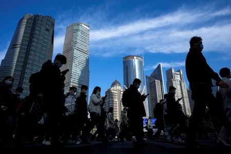 　５月１７日、中国の上海市政府が、セキュリティー評価なしで海外に移転できるデータのリストを作成したことが分かった。上海で２０２３年２月撮影（２０２４年　ロイター/Aly Song）