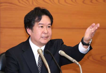 　１１月１２日　日銀の安達誠司審議委員は長野県金融経済懇談会にオンライン形式で出席し、新型コロナウイルスと共存しなければならない「ウィズ・コロナ」を前提に新しい社会や経済の姿を展望する必要が生じてきたと指摘した。写真は就任の記者会見をする安達氏。３月２６日、東京の日銀本店で撮影（２０２０年　時事通信）