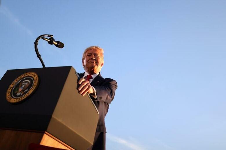 トランプ米大統領は28日、辞任を表明した安倍晋三首相を「素晴らしい友人」と呼び、「とても残念だ」と健康不安のため職を辞すという安倍氏の状況を気遣った。写真は、ニューハンプシャー州で演説するトランプ氏(2020年　ロイター/Carlos Barria)