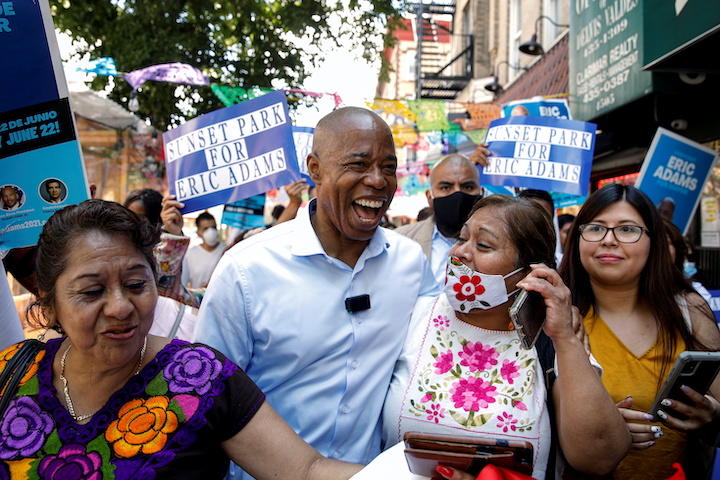 治安回復を訴えて支持を伸ばす民主党のエリック・アダムス候補　Brendan McDermid-REUTERS