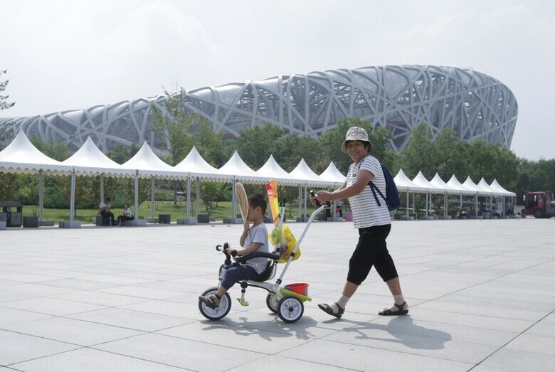 ８月１３日、一連の懲罰的な関税発表で米中貿易戦争をエスカレートさせているトランプ米大統領への中国当局者の対応はおおむね慎重で穏やかだが、北京や上海の街頭で感じる雰囲気は、もう少しピリピリしている。写真は北京で１０日撮影（２０１８年　ロイター/Jason Lee）