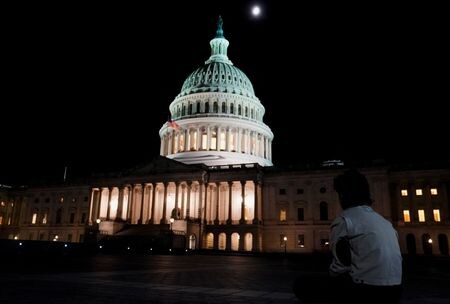 　米上院は１日、債務上限停止法案を６３対３６の賛成多数で可決した。政府の資金繰りが行き詰まるとされる５日までにバイデン大統領の署名を経て成立する見通し。写真は米ワシントンの連邦議会で５月に撮影（２０２３年　ロイター／Nathan Howard）