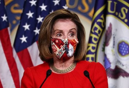 米民主党のペロシ下院議長は４日、新型コロナウイルス経済対策法案を巡る協議に弾みがついており、超党派案が交渉のたたき台になる可能性があるとの認識を示した（２０２０年　ロイター/Tom Brenner）