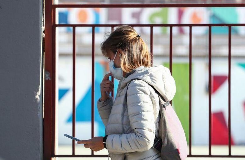 スペインの保健当局は11日、首都マドリードで新型コロナウイルスの感染者が急増しており、医療対応の限界が迫っていると警告した。マドリードで撮影（2020年　ロイター/SERGIO PEREZ）