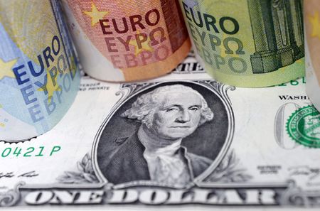 終盤のニューヨーク外為市場では、ドルが不安定な取引の中、下落した。２０２２年７月撮影（２０２４年　ロイター/Dado Ruvic）