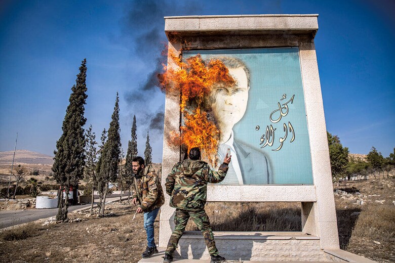 政権崩壊後、レバノンとの国境近くでバシャル・アサドの肖像に反政府派が火を放つ　SALLY HAYDENｰSOPA IMAGESｰLIGHTROCKET/GETTY IMAGES