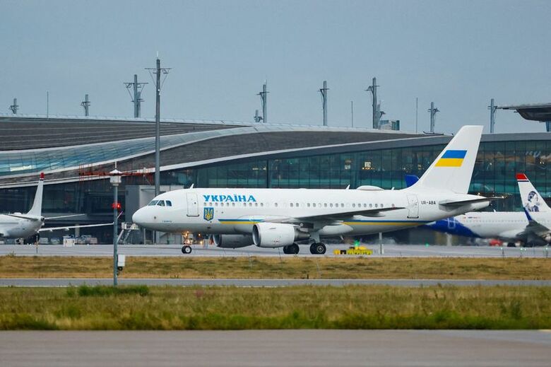９月８日、ウクライナのを乗せてノルウェーのガルデモエン空港に到着した航空機　NTB/Frederik Ringnes via REUTERS