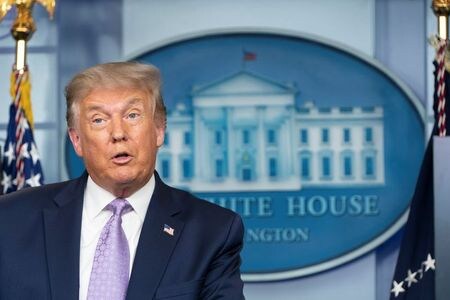 トランプ米大統領は６日、大統領選が行われる１１月初旬までに新型コロナウイルスワクチンが実用化される可能性はあるという考えを示した。５日撮影（２０２０年　ロイター/JOSHUA ROBERTS）