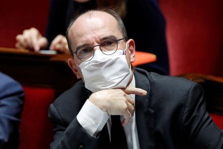 フランスのカステックス首相は２日、新型コロナウイルス感染対策として、営業している国外のスキーリゾートに向かう人々を思いとどまらせるために無作為の国境検査を実施すると明らかにした。議会での首相、１日撮影。（２０２０年　ロイター/Gonzalo Fuentes）