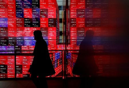 写真は2024年2月、都内の株価ボード前で撮影。REUTERS/Issei Kato