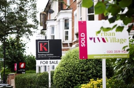 英住宅金融ハリファクスが７日発表した９月の英住宅価格は前月比１．７％上昇し、住宅購入者向け税優遇措置の終了を控え、２００７年２月以降で最大の上昇率となった。写真は８月、ロンドン南部で撮影（２０２１年　ロイター／Henry Nicholls）