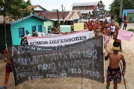 　ブラジル先住民の共同体の相談役だったブルーノ・ペレイラ氏と英国人ジャーナリストのドム・フィリップ氏の死の衝撃は、ブラジル全土、そして世界中に広がり、ボルソナロ大統領就任後のＦＵＮＡＩ改革、さらには先住民居住地域における暴力事件や侵入犯罪の増加傾向が注目を集めている。写真はアタライア・ド・ノルテで１３日、抗議デモに参加するＵＮＩＶＡＪＡのメンバーら（２０２２年　ロイター／Ueslei Marcelino）