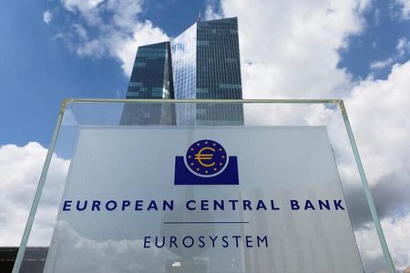 　欧州中央銀行（ＥＣＢ）の気候変動対応を巡り、シンクタンクがこのほど、同行が石油・ガス関連企業などの社債を約５００億ユーロ（５４３億ドル）売却すれば炭素排出量を劇的に減らせるとの分析結果を示した。しかしアナリストからは、売却は市場を大きくゆがませるとの警告が発せられている。写真はフランクフルトのＥＣＢ前で２０２２年７月撮影（２０２３年　ロイター／Wolfgang Rattay）