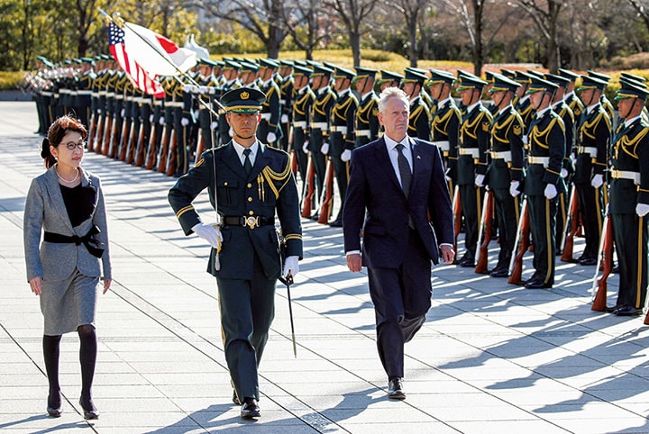 マティス（右）は東京で日本との固い絆を確認したが……　Toru Hanai-REUTERS