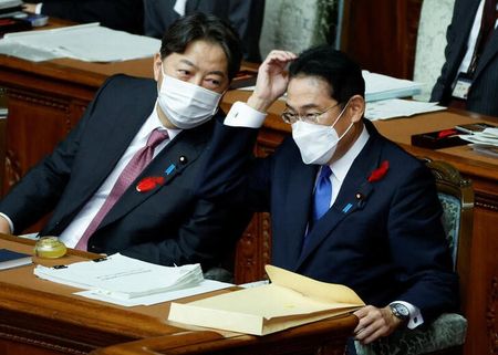 　岸田文雄首相は１０月１９日午前の参議院予算委員会で、宗教法人への解散命令請求が認められる法令違反の要件に民法の不法行為も入り得ると発言した。写真は３日、衆院本会議の審議に出席する岸田首相（2022年　ロイター／Issei Kato）