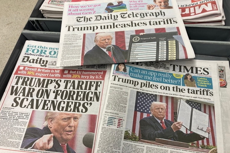 トランプ関税を報じる新聞　Steve Travelguide-shutterstock