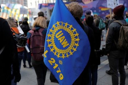 　５月７日、米自動車業界の２つの団体と全米自動車労組（ＵＡＷ）は米議会に、国内の半導体生産の拡大に向けた経済支援について、減産を強いられている自動車業界向けの半導体に対象を限定した予算措置を含めるよう求めた。ニューヨークで行われたメーデーのイベントで１日撮影（２０２１年　ロイター／Andrew Kelly）