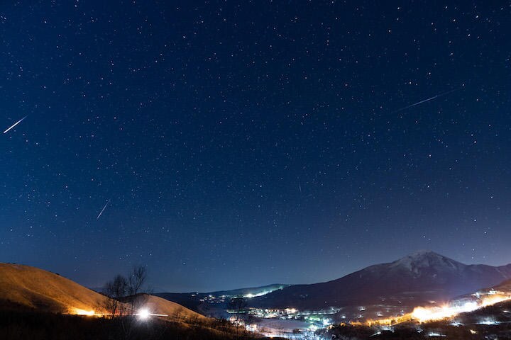 長野県・蓼科山と白樺湖を望む夜空に見えた「しぶんぎ座流星群」＝2019年1月4日午前5時25分〜41分（内村コースケ撮影）