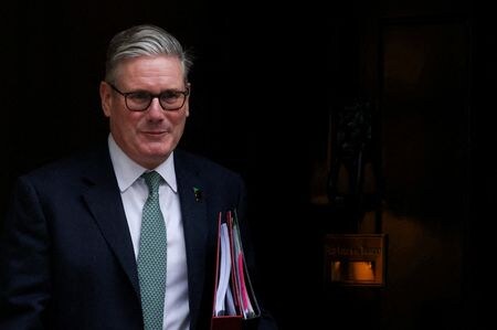 　１月４日、スターマー英首相（写真）は、国益にかなう場合には「個別案件ごと」に欧州連合（ＥＵ）の単一市場とのルール調整をより緊密に進めるべきだとの考えを示した。写真は、英ロンドンのダウニング街１０番地（首相官邸）を後にする同首相。２０２５年１１月撮影（２０２６年　ロイター/Phil Noble）