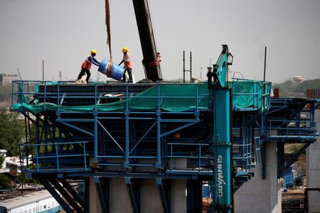 世界銀行は３日、今年度のインド経済成長率予測を従来の６．６％から７％に引き上げた。アフマダバードの高速鉄道建設現場、昨年５月撮影。（2024年　ロイター/Amit Dave/File Photo）