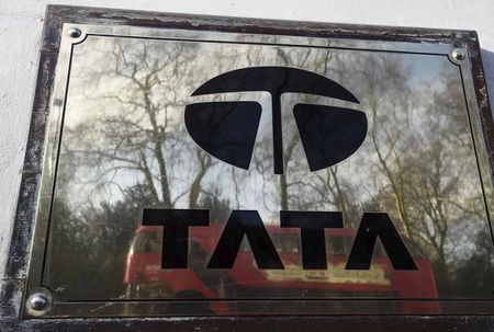 インドの財閥タタ・グループは１９日、４０億ポンド（５２億ドル）を投じて傘下の英高級車メーカー、ジャガー・ランドローバー（ＪＬＲ）の電気自動車（ＥＶ）用バッテリーの工場を英国に建設すると発表した。写真は、タタのロゴ。２０１６年３月３０日にロンドンで撮影。（２０２３年　ロイター／Toby Melville）