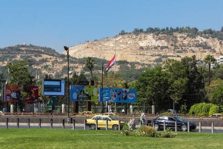 イスラエル空軍は４日、シリアの首都ダマスカス（写真）近郊にある武装組織ヒズボラの情報施設を攻撃したと発表した。シリア国内の重要インフラに対する攻撃の一環としている。９月撮影（２０２４年　ロイター/Firas Makdesi）