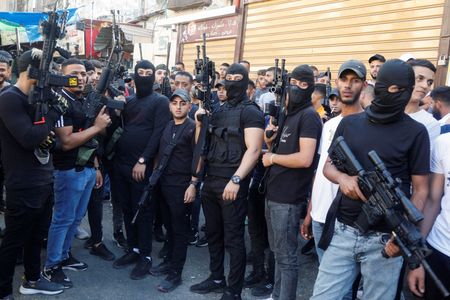 イスラエル治安部隊が１８日、パレスチナのヨルダン川西岸にある７つの非政府組織（ＮＧＯ）の各事務所を急襲し、コンピューターや機器を押収、出入り口を封鎖した。パレスチナ自治政府当局者や目撃者が明らかにした。写真はイスラエル占領下のヨルダン川西岸にあるバラタ・キャンプで１８日撮影（２０２２年　ロイター／RANEEN SAWAFTA）