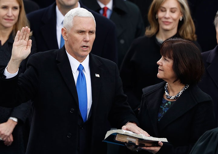 副大統領として就任宣誓したペンスだが？　Kevin Lamarque-REUTERS