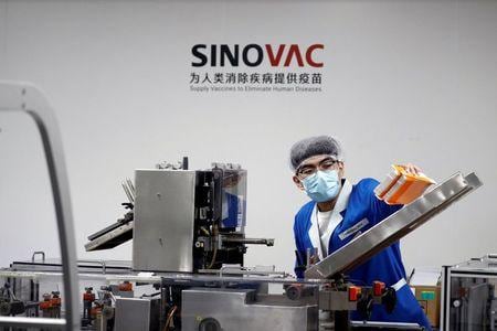 中国のバイオ医薬企業、科興控股生物技術（シノバック・バイオテック）の新型コロナウイルスワクチン候補「コロナバック」の第１相・第２相臨床試験で、被験者に迅速な免疫反応が示されたものの、生成された抗体のレベルは新型コロナ感染症回復者よりも低かったことが分かった。写真は北京で9月に撮影、資料写真（２０２０年　ロイター／Thomas Peter）