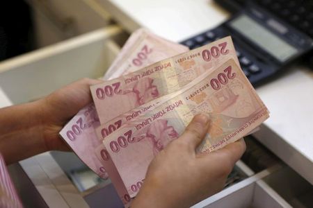 トルコ中央銀行は２２日の政策決定会合で、主要政策金利の１週間物レポレートを１０．２５％に据え置いた。市場は１．７５％ポイントの利上げを予想しており、据え置きは予想外だった。イスタンブールで２０１５年８月撮影（２０２０年　ロイター/MURAD SEZER）
