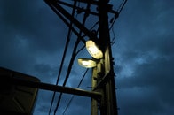 「夜間の犯罪は明るくすることで防げる」は本当か？　街灯の防犯効果について考える