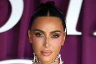 【写真】【動画】彼の腕に手を絡め...キム・カーダシアン、密着ワンピで「新恋人」と東京デート　「なぜキム？」との声も