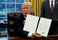 トランプ米大統領、ＴＰＰ離脱の大統領令に署名