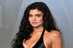 「世界一ホット」...米モデル、プールサイドで純白の密着ビキニ＆ふんどし風ボトムスを披露