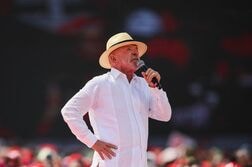 ブラジルのルラ氏が再選へ出馬表明、労働者党への支持回復目指す