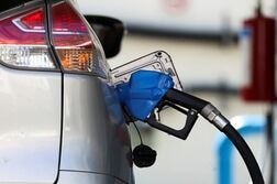 米ガソリン小売価格、約4年ぶり高水準　原油高続けば一段の上昇も