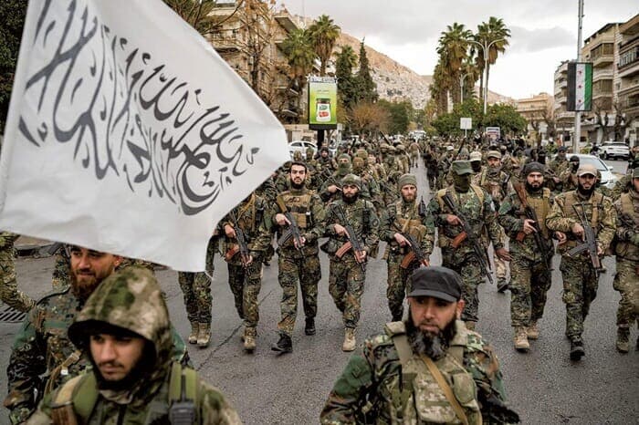 ダマスカスを掌握して軍事パレードを行う暫定政権のメンバー