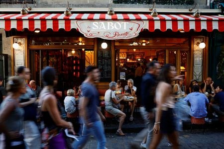 Ｓ＆Ｐグローバルが２４日発表したユーロ圏の３月の総合購買担当者景気指数（ＰＭＩ）速報値は５４．１で、２月の５２．０から予想外に上昇し、１０カ月ぶりの高水準となった。サービス部門が引き続き好調だった。パリのレストラン、昨年８月撮影。（2023年　ロイター/Sarah ）Meyssonnier