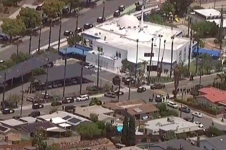 5月18日、銃撃事件の通報を受け、米カリフォルニア州サンディエゴのクレアモント地区にあるイスラムセンターに駆け付けた警察車両。ABC系列局KGTV撮影の空撮映像より。REUTERS