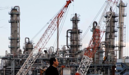 　１１月１５日、内閣府が発表した２０１７年７─９月期国民所得統計１次速報によると、実質国内総生産（ＧＤＰ）は前期比プラス０．３％、年率換算プラス１．４％と、７四半期連続のプラス成長となった。川崎市の京浜工業地帯で３月撮影（２０１７年　ロイター/Toru Hanai）